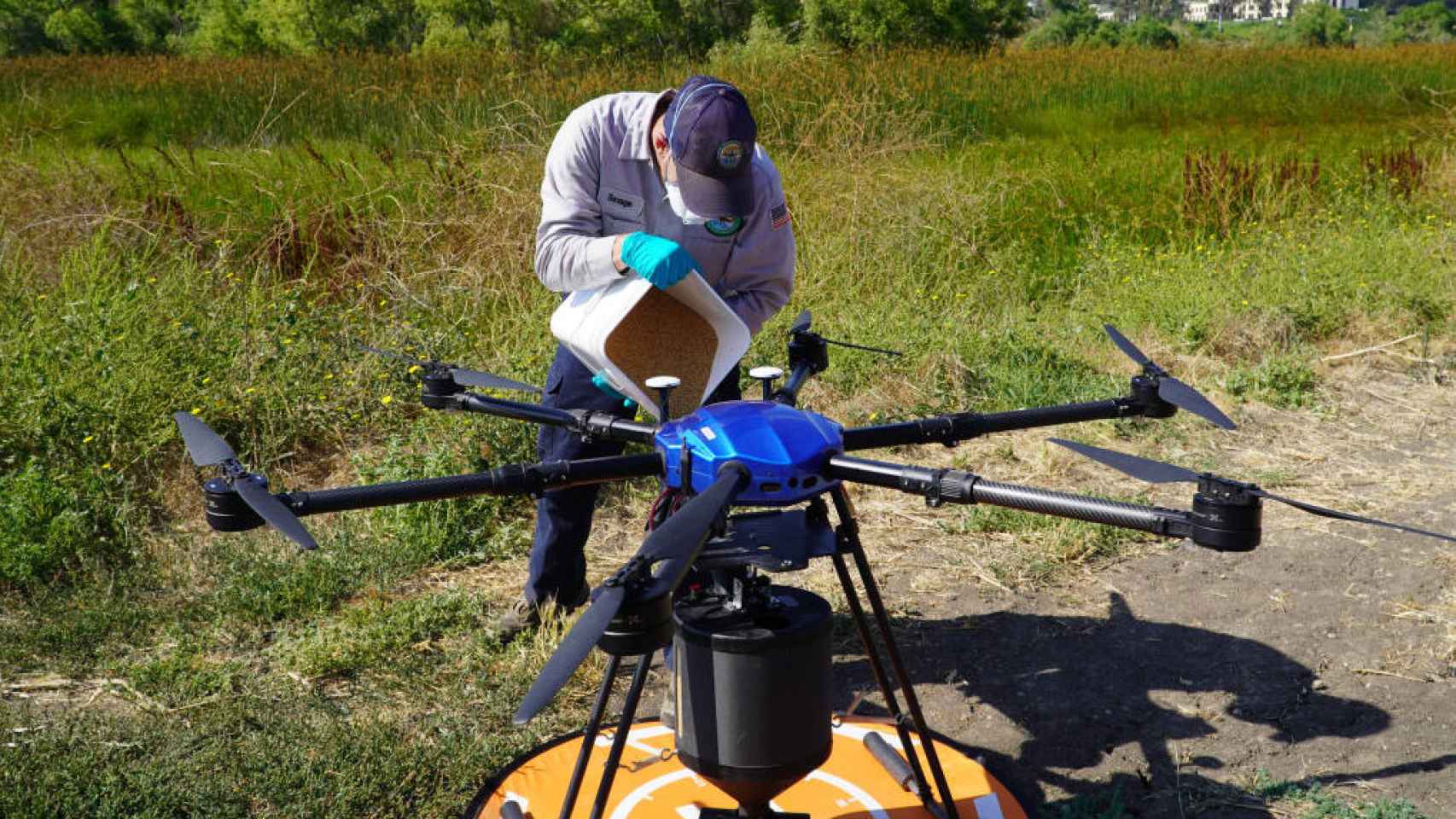Carga del dron antimosquitos