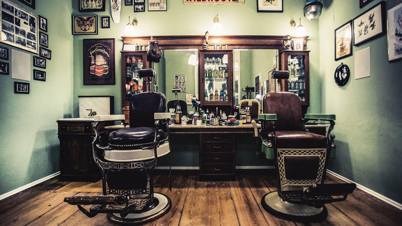 Los sillones de barbero en una barbería de antaño