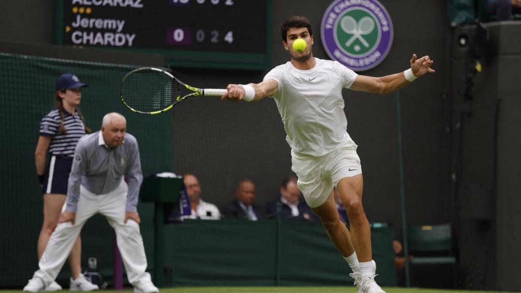 Carlos Alcaraz devolviendo un golpe en Wimbledon.