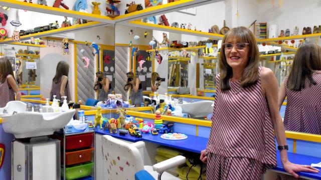 Tita Pérez en el interior de la peluquería infantil Carry