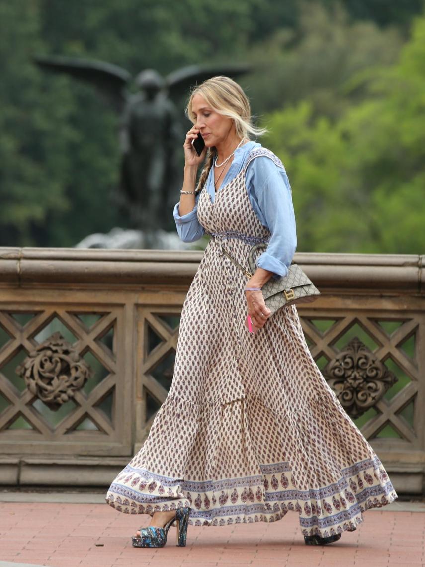 Sarah Jessica Parker con un look de superposición de prendas.