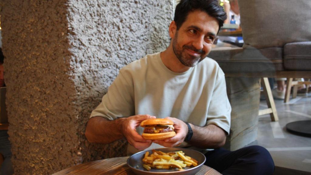Jesús Rivero muestra la hamburguesa Original en Frankie de la calle Espronceda, el local recién abierto.
