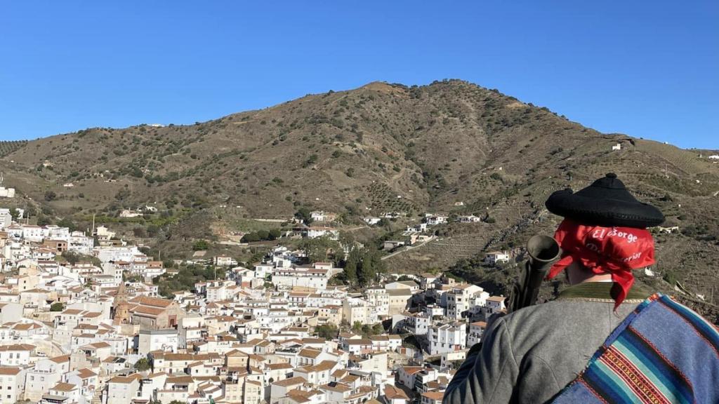 Una persona con indumentaria de bandolero en El Borge.