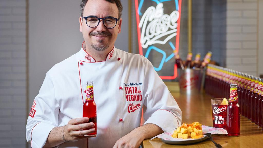 El chef Paco Morales con las bravas y el tinto de verano.