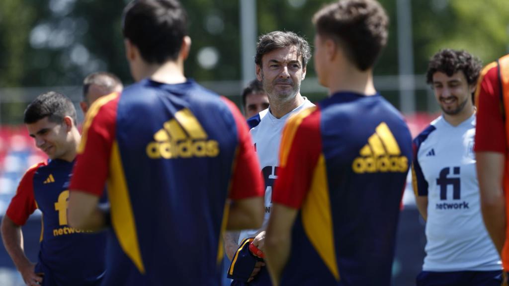 Santi Denia, al frente de un entrenamiento de la Selección Sub21