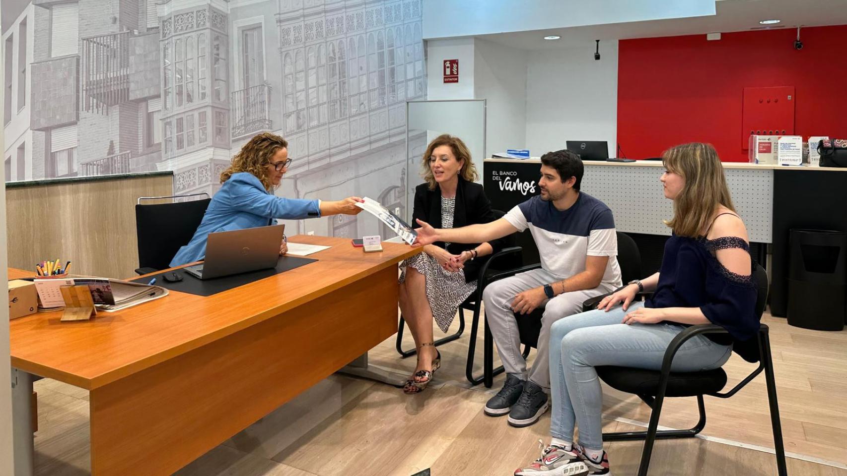 Imagen de la firma del primer préstamo hipotecario acogido a la ayuda 'Mi primera vivienda' de la Junta de Castilla y León