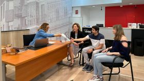 Imagen de la firma del primer préstamo hipotecario acogido a la ayuda 'Mi primera vivienda' de la Junta de Castilla y León