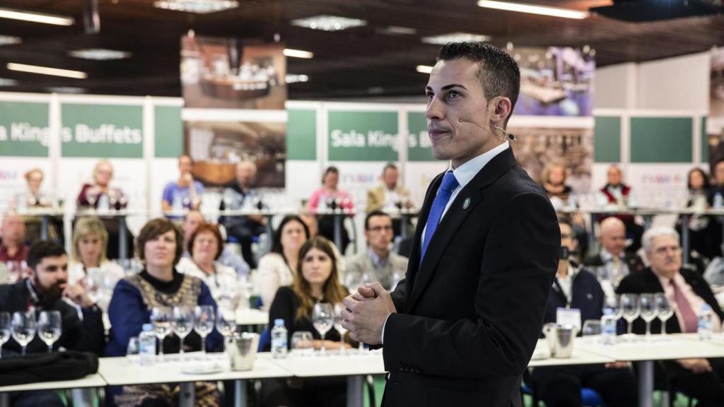 El sumiller Guillermo Cruz en la 16 edición de Feria del Vino y Alimentación Mediterránea.