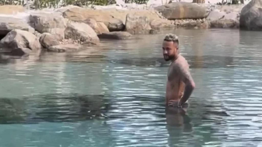 Neymar, en el lago artificial construido en su nueva mansión