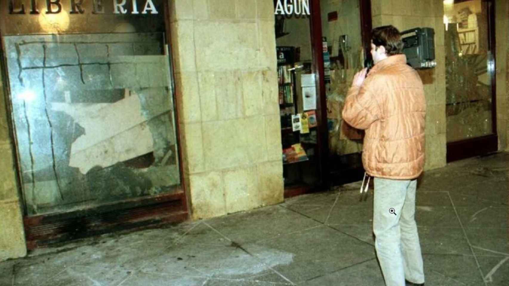 La librería Lagun en 1997 tras el ataque  de la kale borroka en la madrugada. Foto de: Juan Herrero (Agencia EFE)