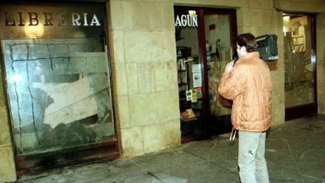 La librería Lagun en 1997 tras un ataque  de la Kale Borroka en la madrugada. Foto de: Juan Herrero (Agencia EFE)