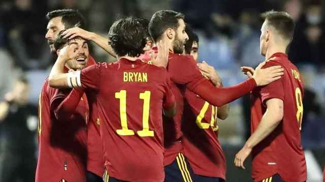 Piña de los jugadores de la selección española sub21 durante el Europeo 2023