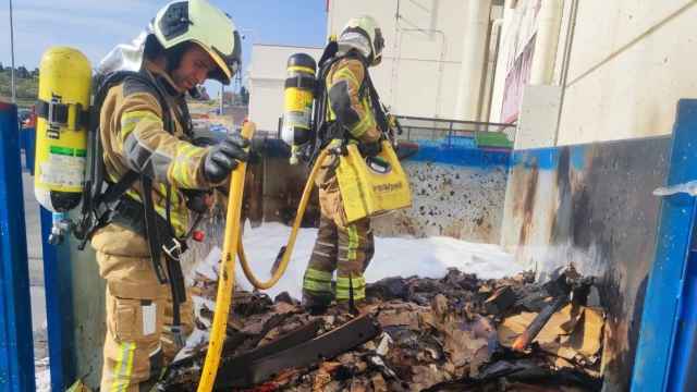 Bomberos del Ayuntamiento de Toledo sofocan un fuego en el Parque Comercial Abadía