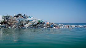 Imagen de archivo de una isla de basura de plástico en el mar.