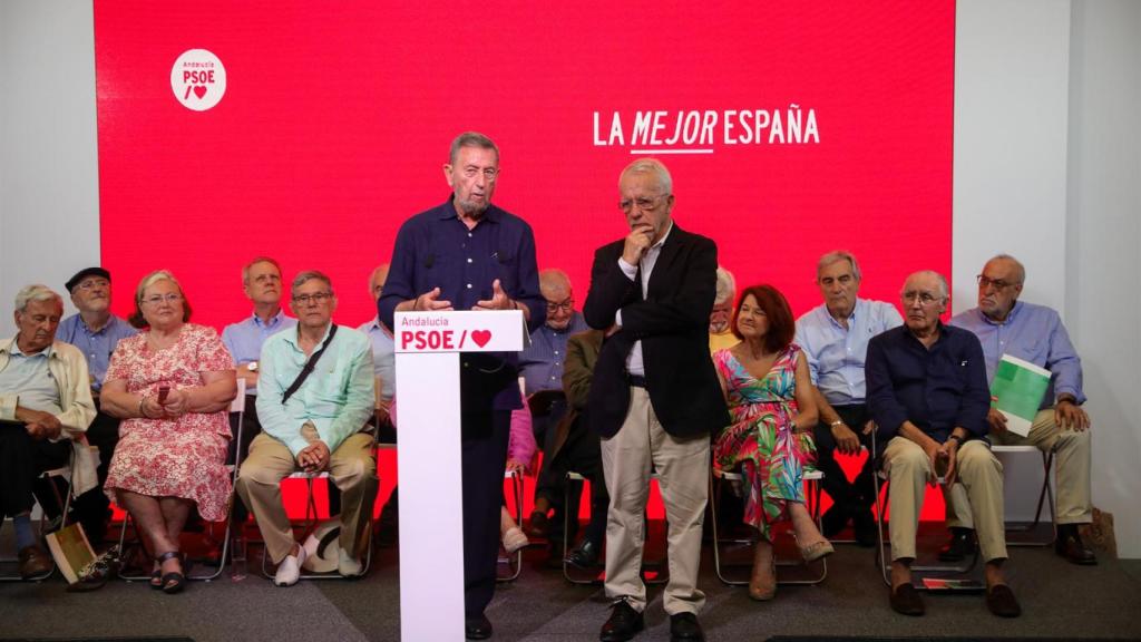 El autor del manifiesto de socialistas andaluces históricos en defensa de Pedro Sánchez, Manuel Gracia, y el presidente del PSOE-A, Manuel Pezzi, durante la presentación del texto.