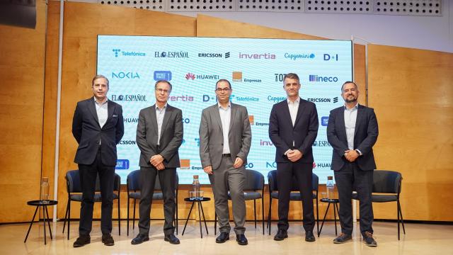 De izquierda a derecha: Iván Rejón, director de Estrategia, Políticas Públicas y Relaciones Institucionales de Ericsson Iberia; Javier Gutiérrez, director de Estrategia y Desarrollo de Red de Telefónica España;  Alfonso Muñoz, redactor de Telecomunicaciones de EL ESPAÑOL-Invertia; Javier Olveira, director de Ingeniería Preventa B2B de Orange y Luis Manuel Díaz de Terán, vicepresidente del sector Telco de Capgemini.