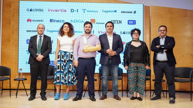 Carlos Blanco, director de I+D de Navantia; Catalina Balseiro, directora de Innovación y Conocimiento de Aigües de Barcelona;  Arturo Criado, subdirector de EL ESPAÑOL-Invertia; Diego López Román, gerente de Servicios SMART de Telefónica España; Sara Pedraz, innovation lead de GSK y Juan Carlos Mora, vicepresidente de BL Connectivity de Dekra.