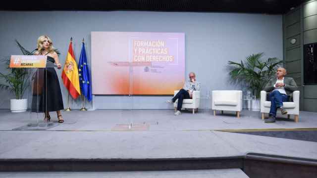 La vicepresidenta segunda y ministra de Trabajo y Economía Social, Yolanda Díaz (i), y los secretarios generales de CCOO, Unai Sordo (2d) y de UGT, Pepe Álvarez (d).