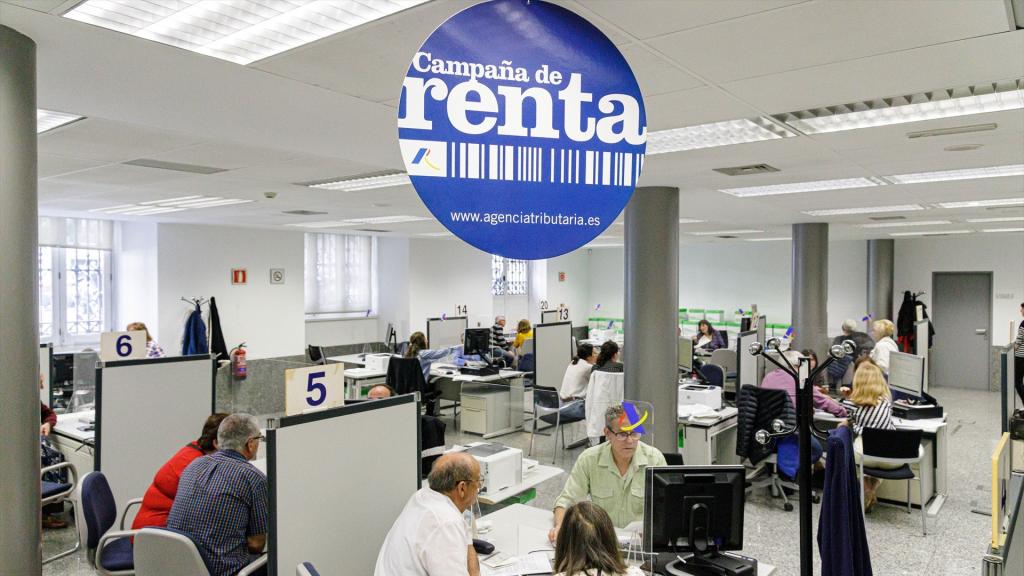 Varias personas son atendidas en la Agencia Tributaria para presentar la declaración de la renta correspondiente al ejercicio de 2022.