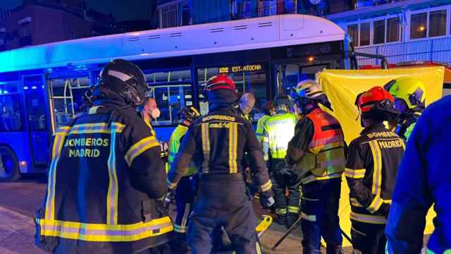 Bomberos de Madrid en Puente de Vallecas, tras el atropello de un autobús de la EMT a un hombre.