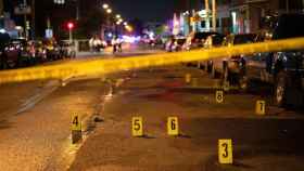 Oficiales de policía trabajan en la escena de un tiroteo masivo en Kingsessing, en el suroeste de Filadelfia, Pensilvania (EE.UU.), este 3 de julio de 2023