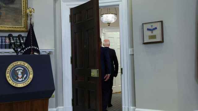 El presidente de EEUU, Joe Biden, sale de la Sala Roosevelt de la Casa Blanca con el secretario de Educación.