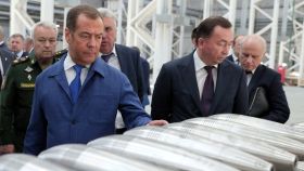 Medvedev inspecciona la producción de armas en una planta de la región rusa de Tula