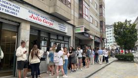 Cola de estudiantes a las puertas de una inmobiliaria en Santiago