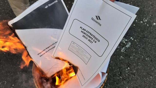 Los trabajadores quemaron los documentos en un bidón esta mañana