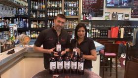 Luís y Tatania en la vinoteca que dirigen desde hace 18 años