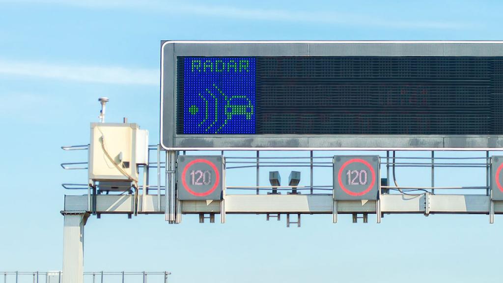 Sistema de radar de la DGT en carretera.