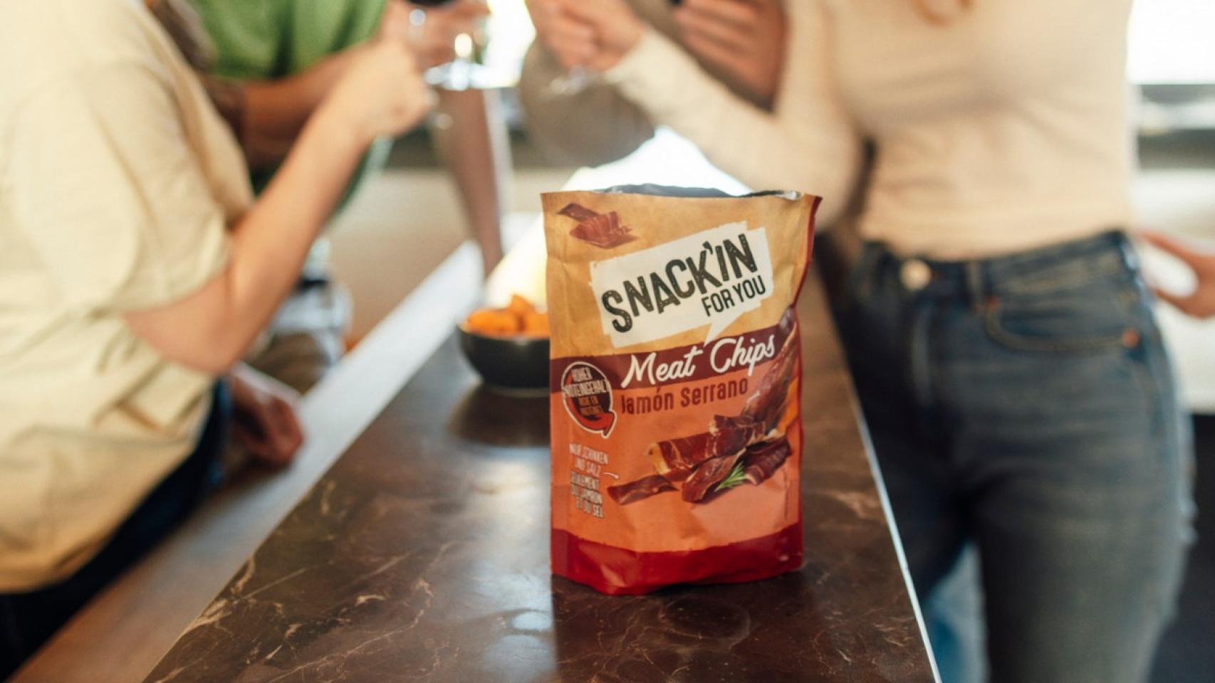 Un grupo de personas comiendo uno de los nuevos snacks de Campofrío.