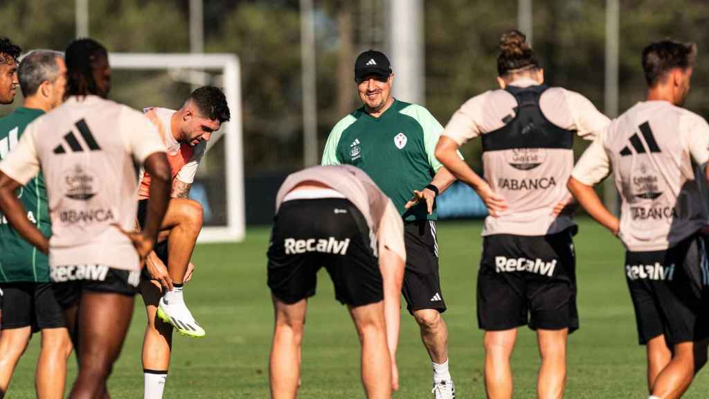 Rafael Benítez junto a sus nuevos jugadores en el entrenamiento de este lunes.