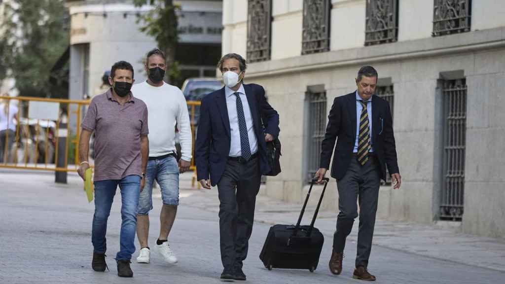 El patrón del ‘Villa de Pitanxo’, Juan Padín , y su sobrino, Eduardo Rial, a su llegada a declarar a la Audiencia Nacional, a 6 de junio de 2022, en Madrid (España).