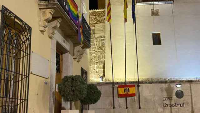 Fachada del Ayuntamiento de Albaida con las banderas LGTBI antes de ser arrancadas este fin de semana, y la franquista en la pared contigua