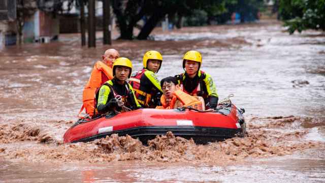Los equipos de rescate ayudando a los residentes de las inundaciones.