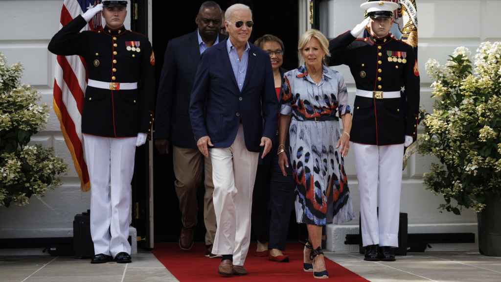 Jill Biden con las alpargatas negras de Castañer que son un 'must' en su vestidor.