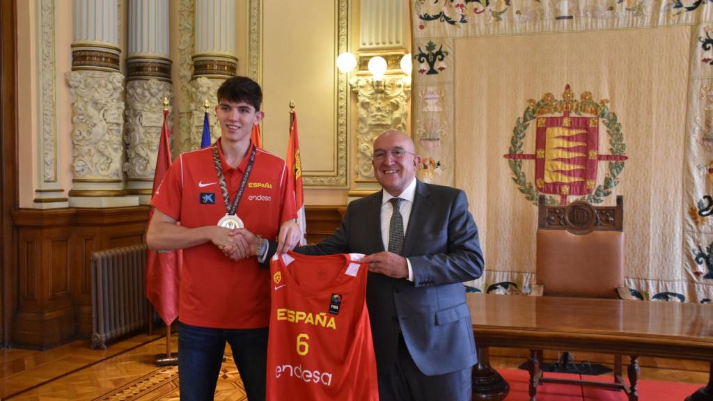 El alcalde de Valladolid, Jesús Julio Carnero, recibe al reciente campeón del mundo sub-19 Sergio de Larrea