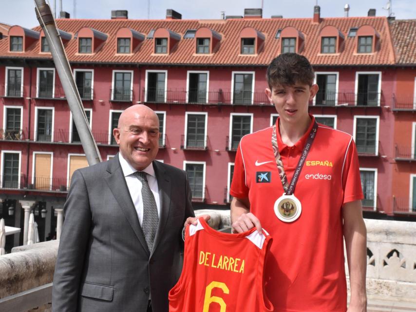 Carnero con De Larrea en el balcón del Ayuntamiento de Valladolid