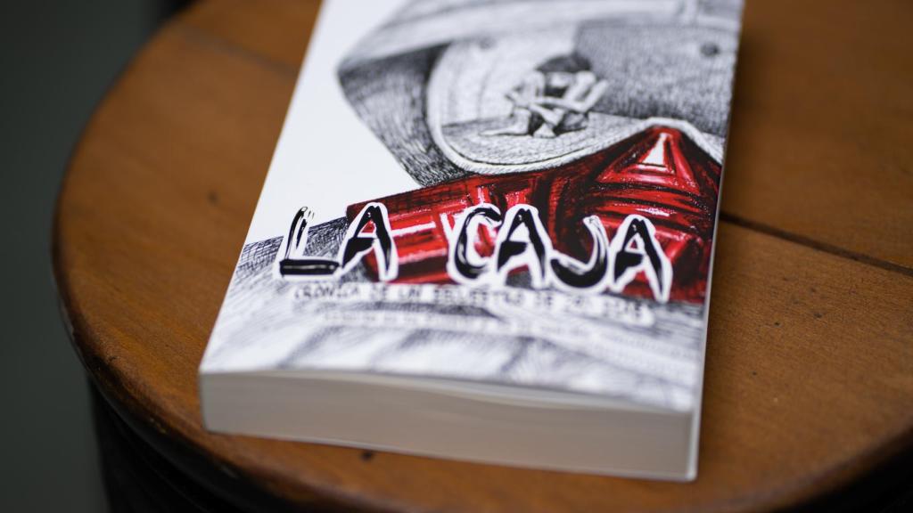 Ejemplar del libro 'La caja', que narra la historia de De la Fuente.