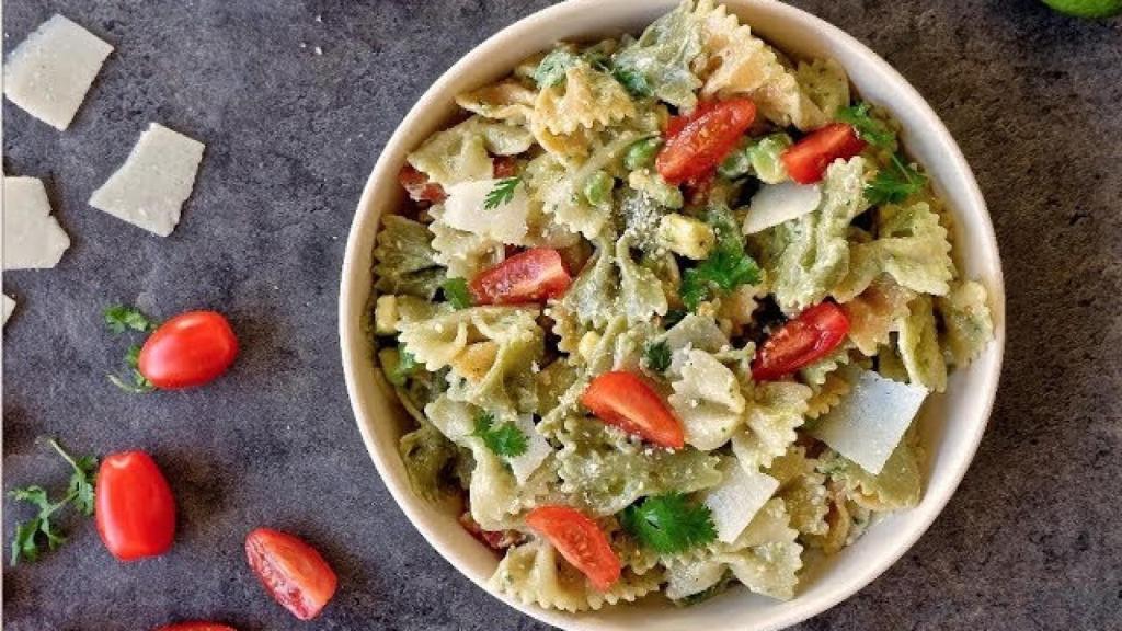 Ensalada de pasta y aguacate.