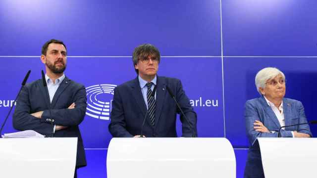 De izquierda a derecha: Antoni Comin, Carles Puigdemont y Clara Ponsati el pasado 5 de julio, tras conocer el fallo adverso del TGUE./