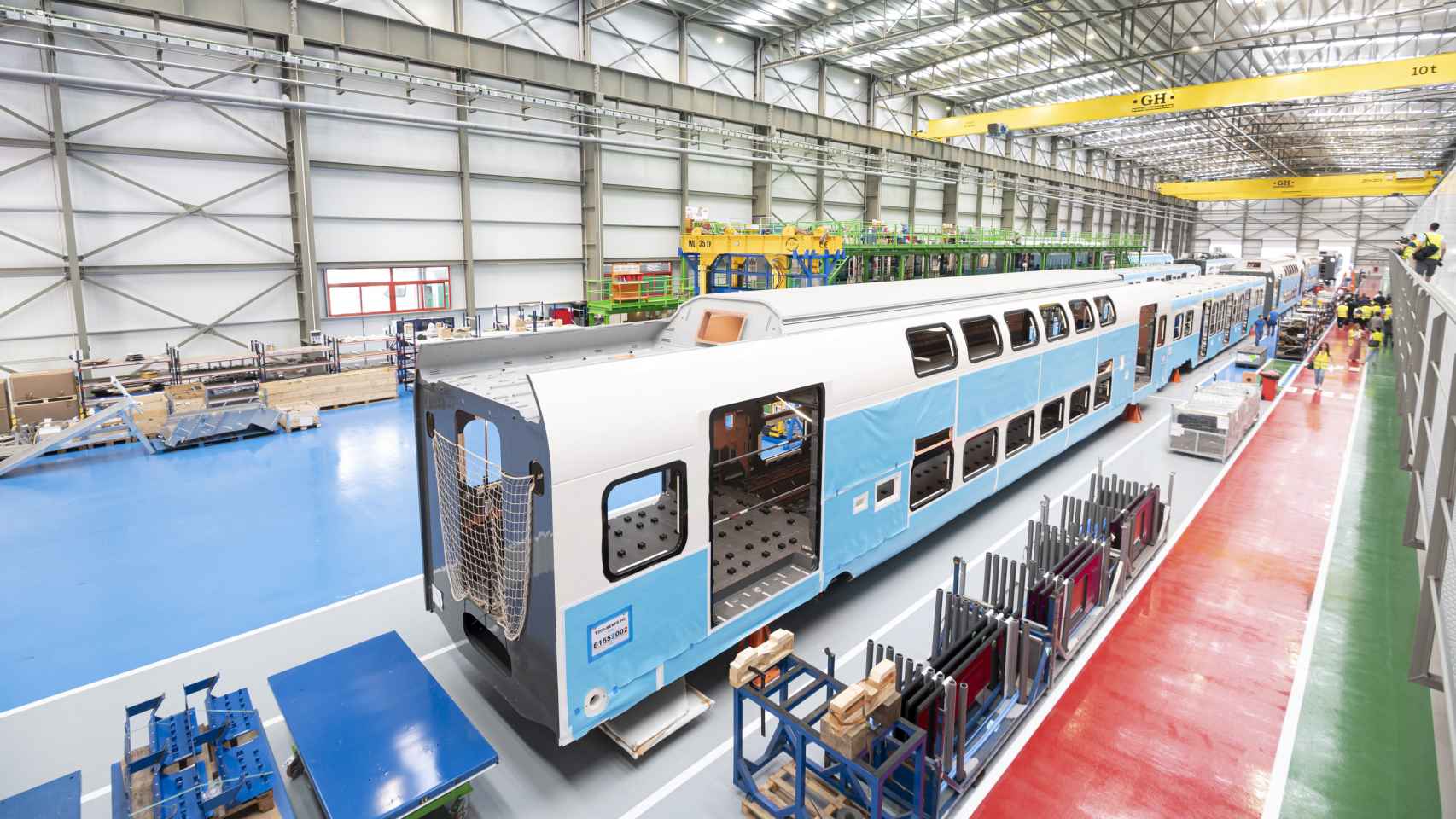 Vista de los nuevos trenes en la fábrica de Stadler Valencia. EE