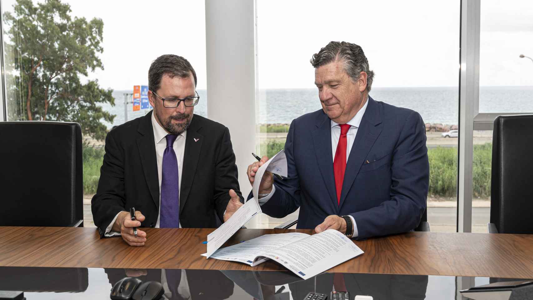 Raül Blanco e Íñigo Parra, en la firma del acuerdo. EE