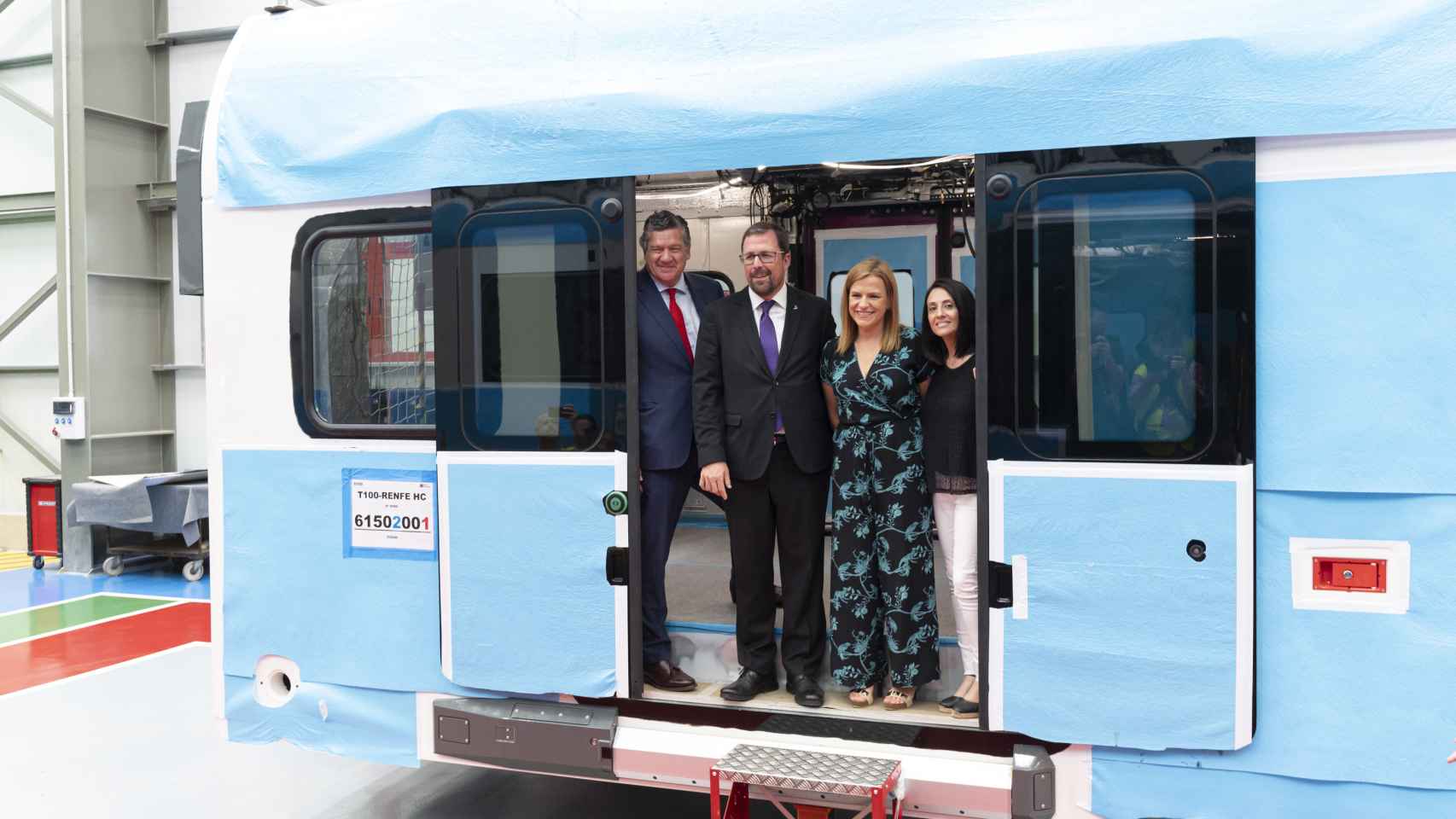 Foto de autoridades en uno de los nuevos trenes de Cercanías. EE