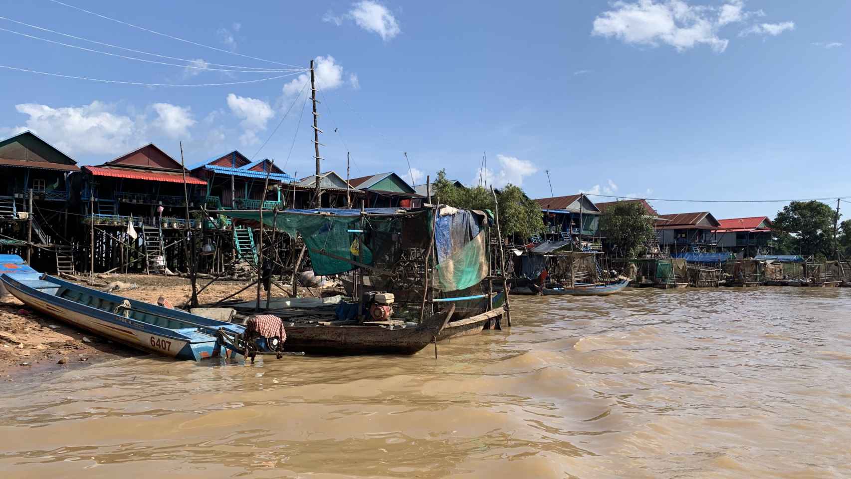 Vista de casas flotantes en un pueblo en el lago Tonlé, Camboya.