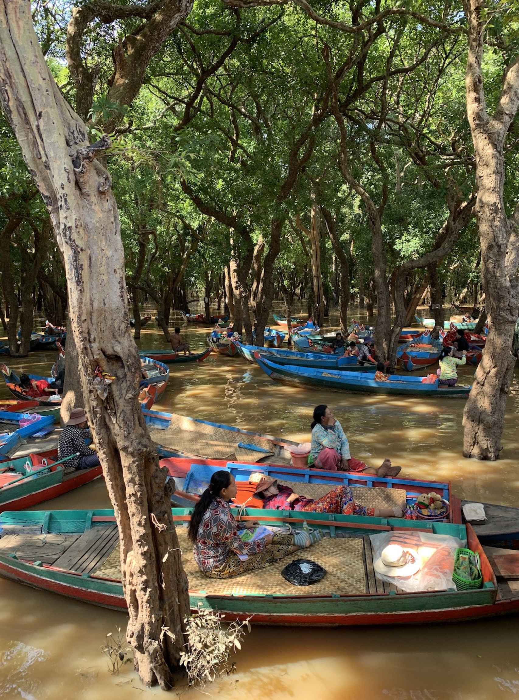 Muchos lugareños se dedican ahora al turismo, como estas mujeres que esperan pacientes a la llegada de  turistas que quieran adentrarse en los manglares de Tonlé Sap.