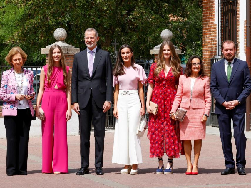 La reina Sofía, la infanta Sofía, el rey Felipe VI, la reina Letizia, la princesa Leonor, Paloma Rocasolano y Jesús Ortiz.