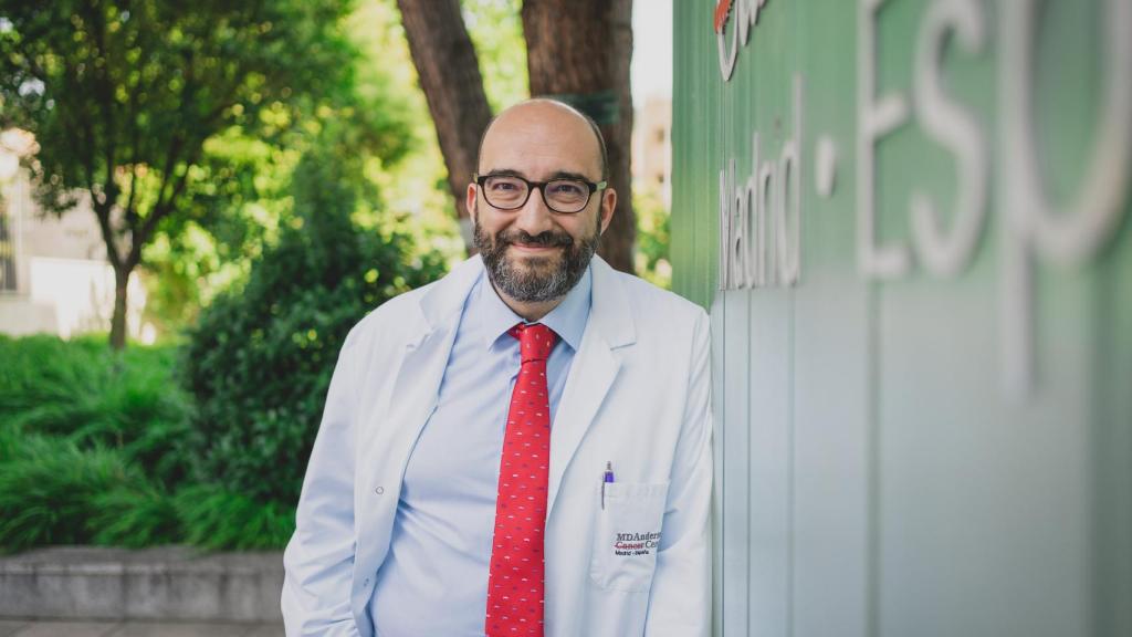 Enrique Grande, en la puerta del Hospital MD Anderson Cancer Center Madrid.