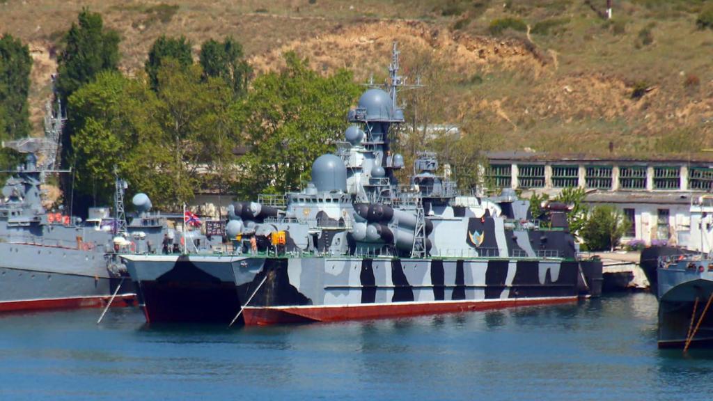 Aerodeslizador de misiles Bora de la flota rusa del Mar Negro con camuflaje.